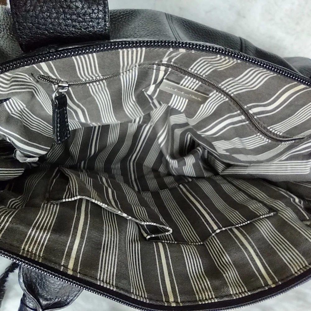 Adrienne Vittadini Handbag Black. - Picture 5 of 16